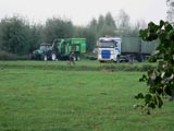 27.09.2006:
An Abend fährt noch großes Gerät
zum Schreddern des Geästes auf.