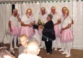 Sch&auml;nzer Ballettgruppe &raquo;leichte Feder&laquo;
mit Choreografin aus Griethausen