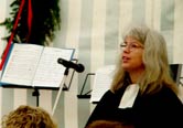 Die evangelische Pfarrerin
Sabine Jordan-Schöler beim Zeltgottesdient
zur Einweihungsfeier