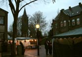 Der Dorfplatz am sp&auml;ten Abend