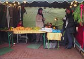 Verkaufsstand auf dem Dorfplatz (4)