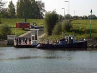 Die »Martin Schenk« wird gerade mit dem
Schlepptau versehen.