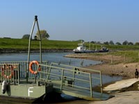 Ein trauriger Blick folgt ihr.
Der Motorkahn bleibt uns noch
für Fußgänger und Fährräder.