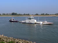 Hier wird sie gerade aus dem Altrhein
in den neuen Rhein geschleppt.