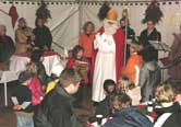 Der Nikolaus erz&auml;hlt den Kleinen
eine sch&ouml;ne Geschichte